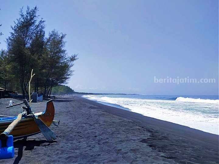 Wisata Pantai Dampar Lumajang. (Foto: Fitri Yuliani/beritajatim.com)