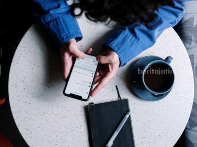 Ilustrasi WhatsApp yang diretas. (Sumber foto: Pexels/cottonbro studio)