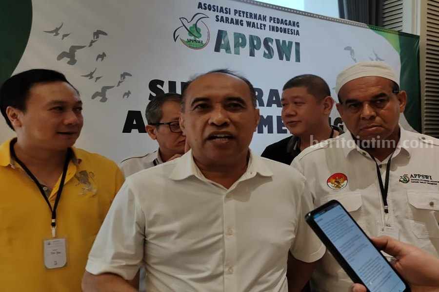 Ketua APPSWI Wahyudin Husain (tengah) usai acara annual meeting di hotel Java Paragon, Selasa (03/10/2023). (Foto/anggadia).