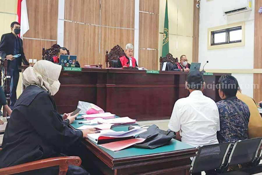Prosesi sidang kasus penebangan pohon sonokeling yang dilakukan di Pengadilan Negri Bangil.
