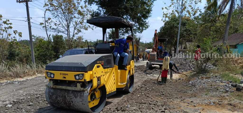 Perawatan jalan rusak di Kecamatan Bantur, Kabupaten Malang, mulai dilakukan Dinas Bina Marga setempat, Rabu (4/10/2023).