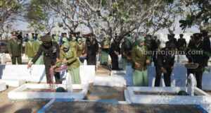 Dandim Pamekasan Pimpin Tabur Bunga di TMP Panglegur