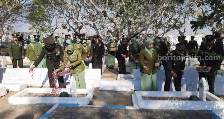 Dandim Pamekasan Pimpin Tabur Bunga di TMP Panglegur