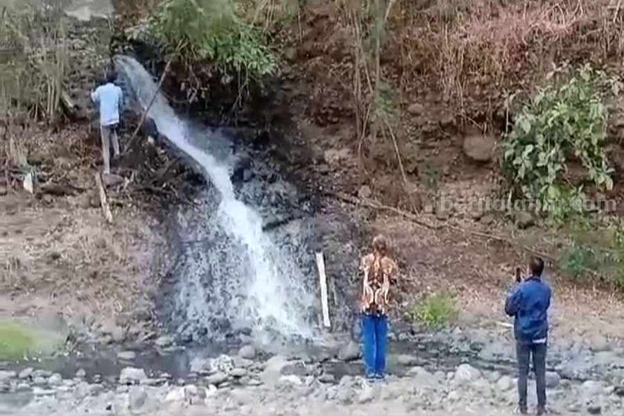 Sejumlah warga saat mendatangi lokasi pembuangan air limbah yang keluar dari pipa.