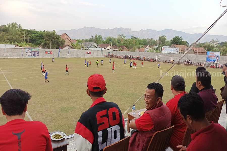 Bupati Ponorogo Sugiri Sancoko saat melihat pertandingan sepakbola dalam Soekarno Cup di lapangan Rajawali Desa Bedi Kulon Kecamatan Bungkal. (Foto/Endra Dwiono/Beritajatim.com)