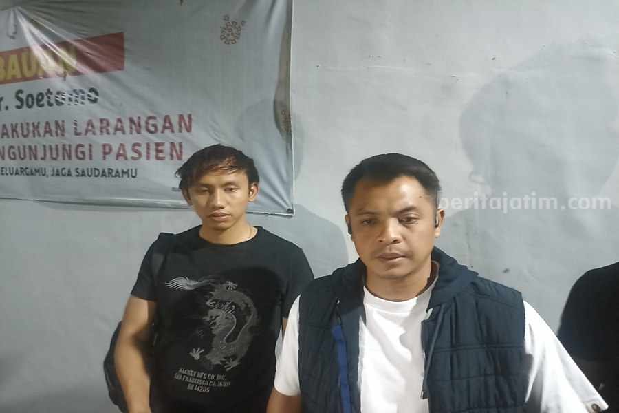 Pengunjung Blackhole KTV Tewas dengan Luka Lebam, Begini Penjelasan Polisi Kanit Jatanras Polrestabes Surabaya (kiri) Iptu Ryo Pradana dan Kasat Reskrim Polrestabes Surabaya AKBP Hendro (Kanan) usai mendampingi proses otopsi, Rabu (04/10/2023). (Foto/anggadia).
