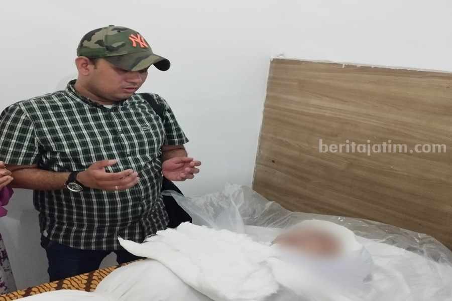 Jenazah Tamu Blackhole KTV Langsung Dibawa Pulang ke Jawa Barat Kuasa hukum keluarga Dini, Dimas saat mendoakan Dini sebelum dipulangkan ke Sukabumi, Jawa Barat, Kamis (05/10/2023)