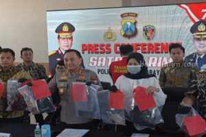 Kapolrestabes Surabaya ketika menunjukan berbagai barang bukti