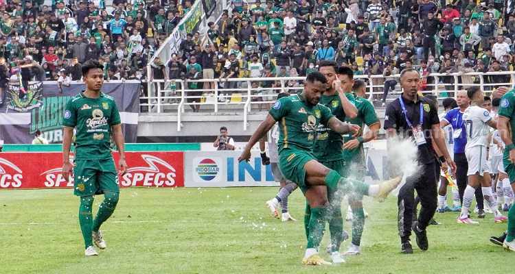 Paulo Victor saat marah usai gagal melakukan eksekusi penalti di Stadion Gelora Bung Tomo. (Way)