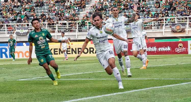 Persib Bandung bertanding melawan Persebaya di GBT Surabaya. (Way)