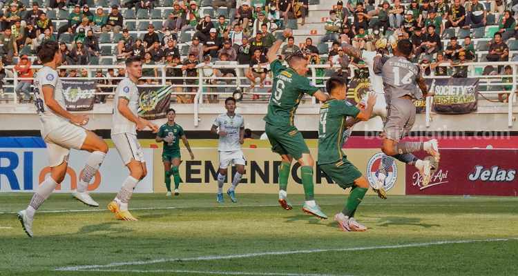 Pelatih Persebaya Akui ada Kesalahan Taktikal saat Dikalahkan Persib Persebaya Surabaya melawan Persib Bandung. (Way)