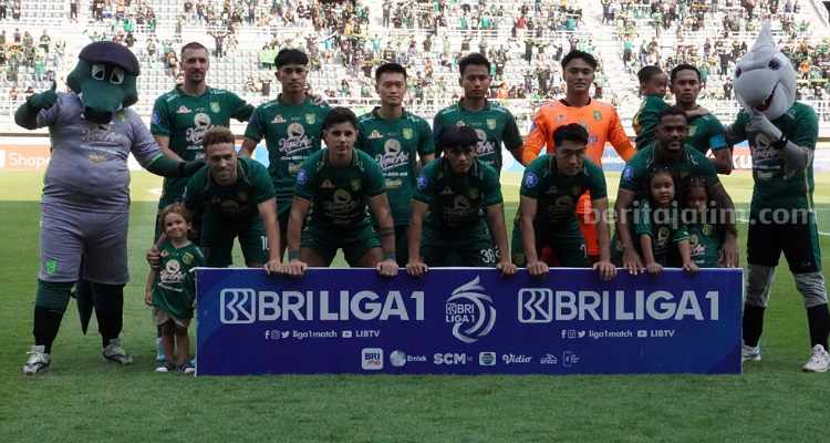 Pelatih Persebaya Pasang Badan Penampilan Ernando Tim Persebaya Surabaya di Gelora Bung Tomo Surabaya. (Way)