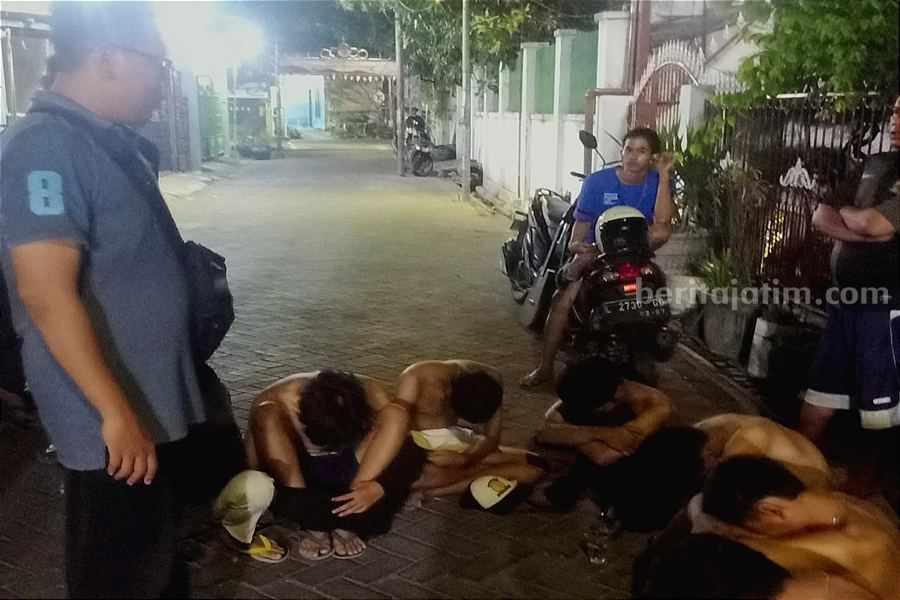 Aipda Arif Harmoko (kiri) polisi RW Simokerto usai mengamankan 12 anak yang hendak tawuran sambil membawa senjata tajam, Minggu (08/10/2023) pagi (ang)