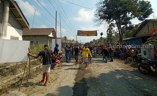 Kesal Aktivitas Tambang Pasir, Ratusan Warga Blitar Tutup Akses Jalan pasir ilegal