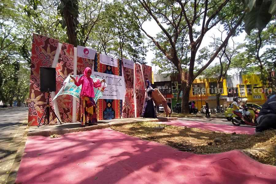 Ketua DPC PPLIPI Kabupaten Pasuruan Wiwik Suryani saat melenggang dalam Batik Fashion Stret.
