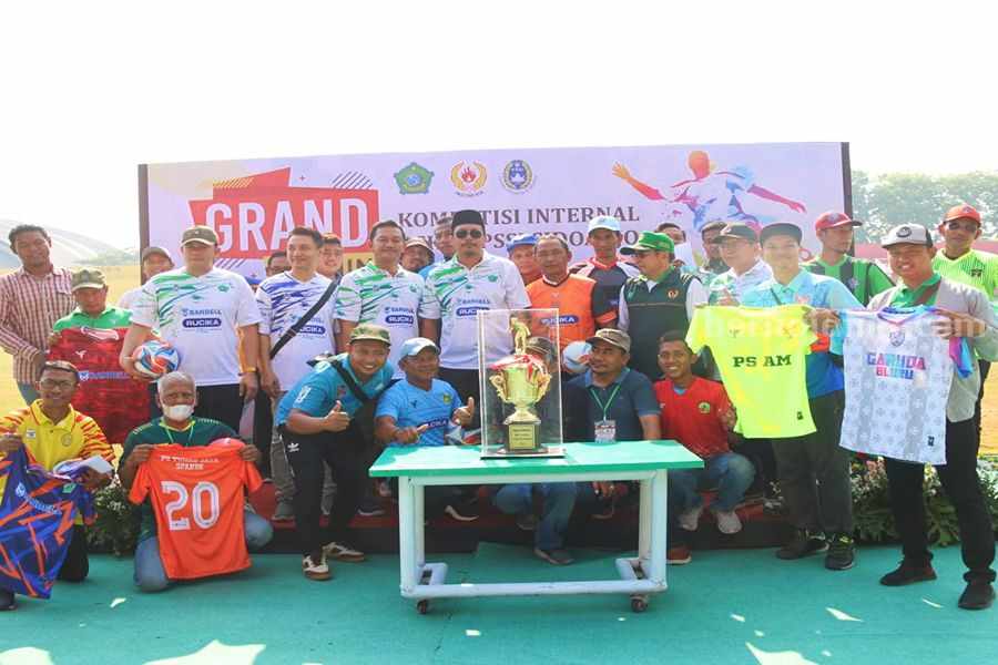 Bupati Sidoarjo Gus Muhdlor bersama para klub Kompetisi Askab PSSI Sidoarjo