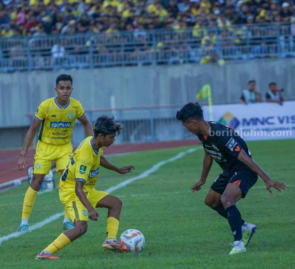 Komdis PSSI Beri Hukuman Ganda untuk Panpel Gresik United, Didenda Rp35 Juta Gelandang lincah Gresik United Dicky Kurniawan (kuning) berusaha melewati pemain Persipa