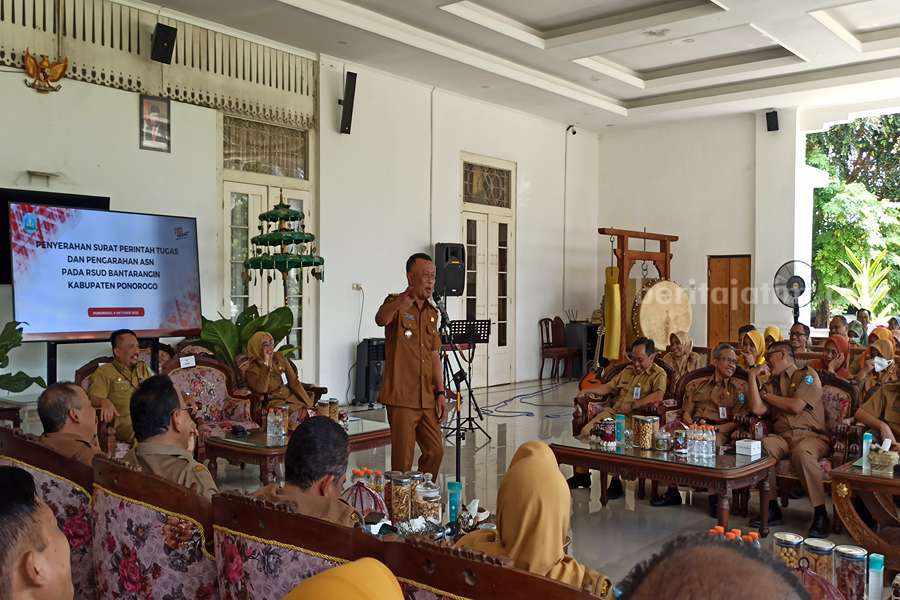 Bupati Sugiri Sancoko saat memberi pengarahan kepada puluhan nakes yang akan bertugas di Hospitel Bantarangin. (Foto/Endra Dwiono/Beritajatim.com)