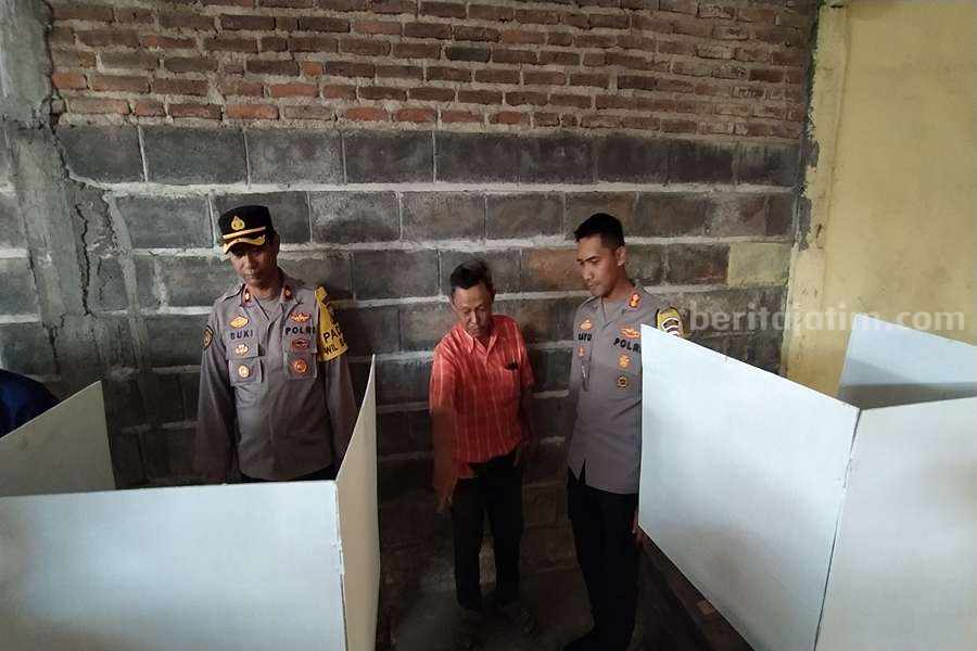 Ada 10 Desa Jadi Kategori Rawan dalam Pilkades Pasuruan Kapolres Pasuruan, AKBP Bayu Pratama Gabunagi saat melakukan kesiapan Tempat Pemungutan Suara menjelang Pilkades.