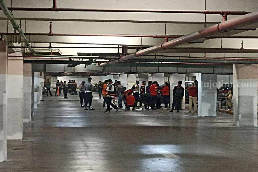 Rekontruksi yang digelar oleh pihak Polrestabes Surabaya, Selasa (10/10/2023) jarak antara police line pembatas sekitar 50 meter dari lokasi rekonstruksi.