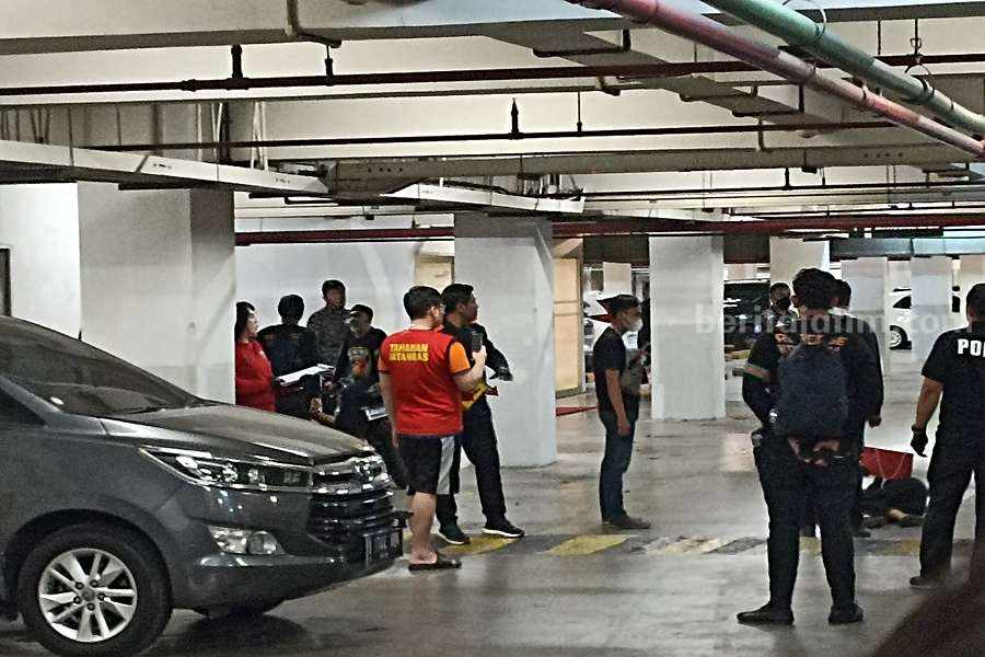 Ronald Tannur saat melakukan reka adegan setelah Dini tergeletak, Selasa (10/10/2023). (Foto/anggadia)