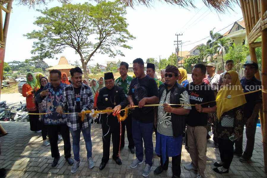 Bangkitkan Ekonomi di Gempol, Kakak Adik Bikin Usaha Mie Pedas Kakak beradik asal Kecamatan Gempol saat membuka Grand Launching bersama Camat Gempol.