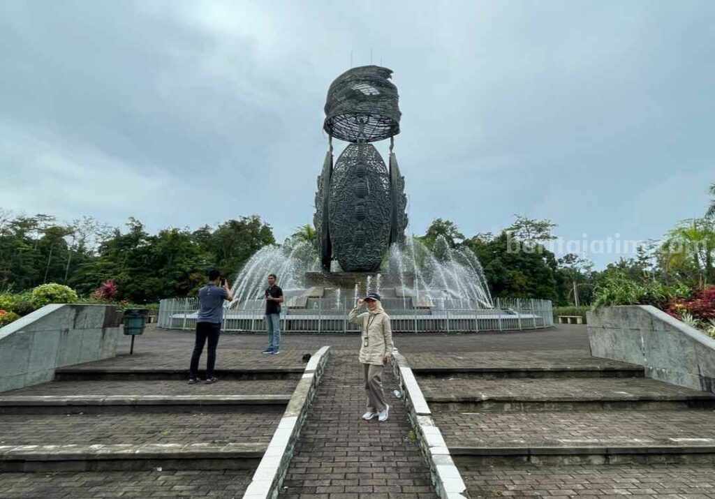 Patung mbitoro menjadi ikon Kota Kuala Kencana, Kabupaten Mimika, Papua Tengah