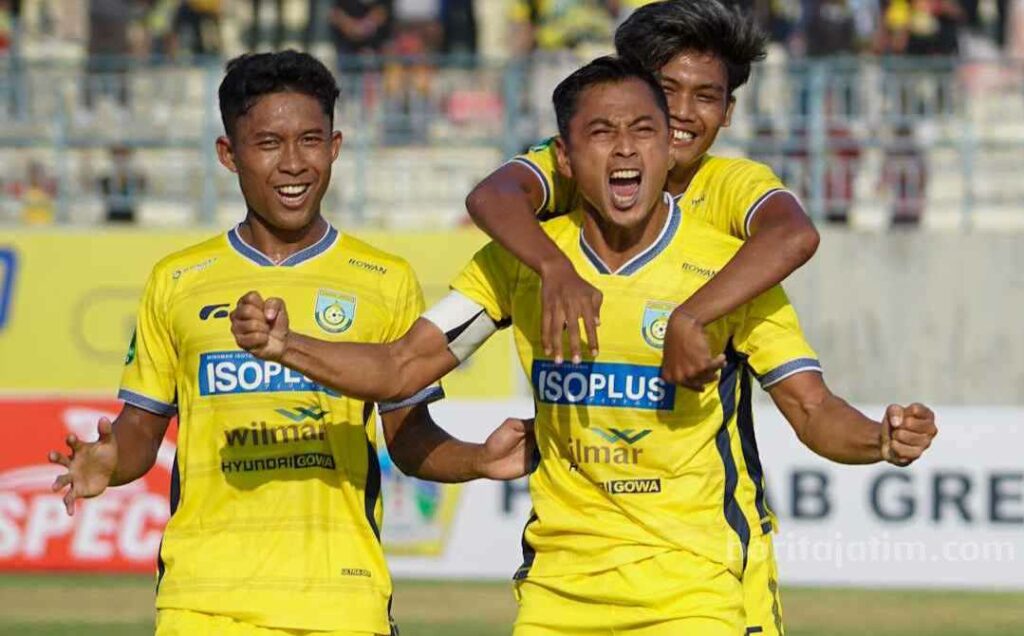 Striker Gresik United Samsul Arif melakukan selebrasi usai mencetak gol