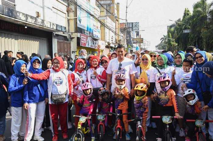 Walkot Kediri Jalan Kaki Bersama Warga di Car Free Day