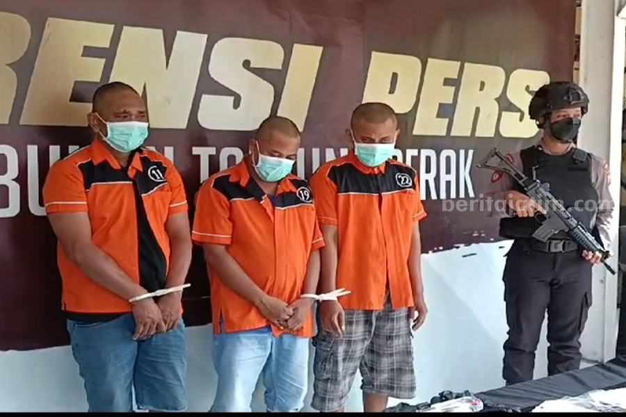 Polisi Gadungan Sasar Pemain Judi Online di Warung Kopi Surabaya Tiga polisi gadungan yang diamankan Polres Pelabuhan Tanjung Perak. (Foto/anggadia).