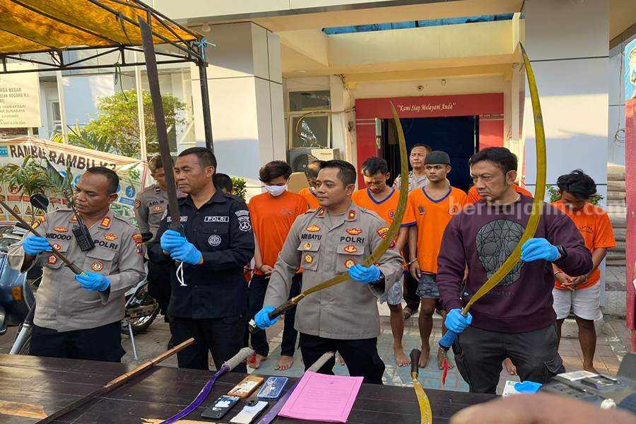 Kapolsek Tambaksari Kompol Ari Bayuaji (2 dari kanan) saat merilis tangkapan gangster, Senin (16/10/2023).