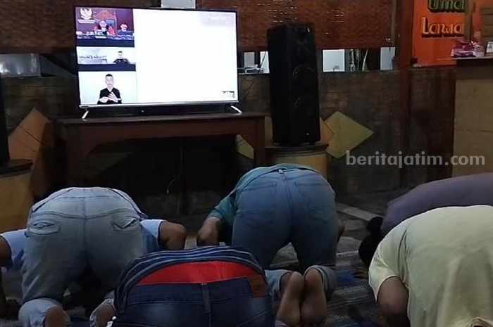 Warga Kediri Sujud Syukur Sambut Putusan MK Umur Capres-Cawapres