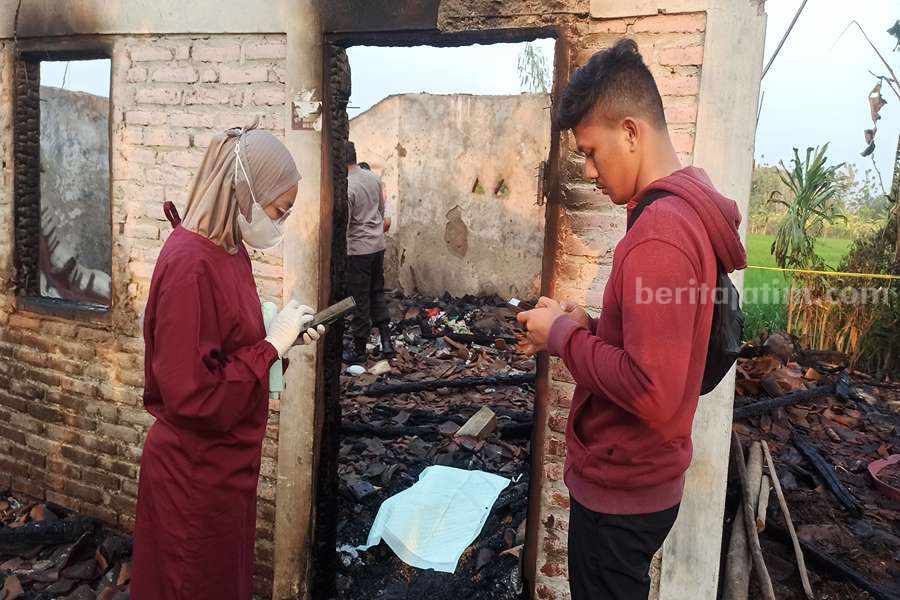 Korban yang tewas terbakar ditutupi oleh kain sebelum dilakukan evakuasi. (Foto/Endra Dwionk/Beritajatim.com)