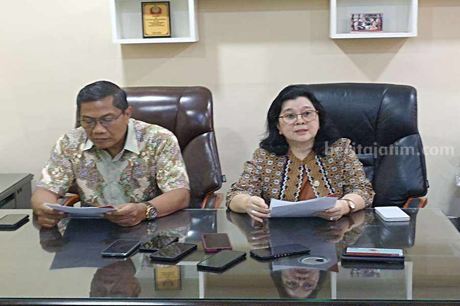 Lisa Rachmat (kanan) didampingi oleh timnya ketika konferensi pers di kantornya. (Foto/anggadia).