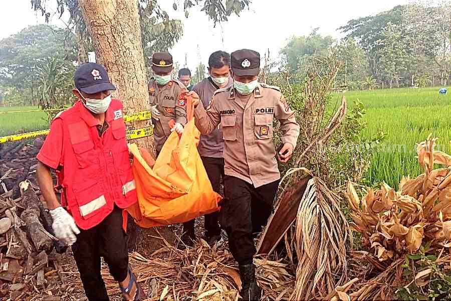 Petugas mengevakuasi korban kebakaran di Dusun Plebon Desa Carangrejo Kecamatan Sampung Ponorogo. (Foto/Endra Dwiono/Beritajatim.com)