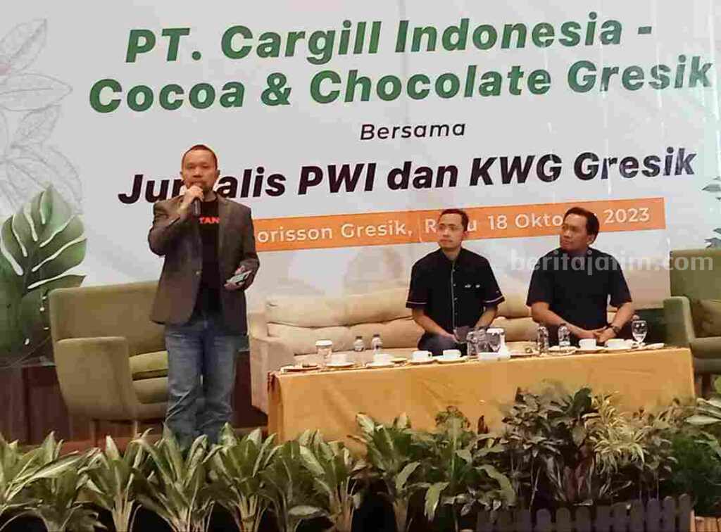 Praktik AI Telah Masuk Dunia Jurnalisme, Benarkah Mesin Bisa Gantikan Manusia? Foto CEO Kapanlagi Younivers Wenseslaus Manggut saat memberikan paparan AI dan tantangannya dihadapan jurnalis Gresik