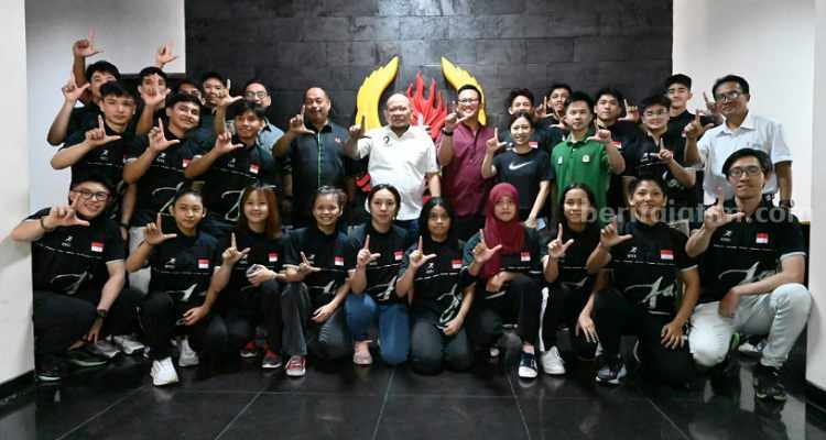 La Nyalla saat bersama atlet Wushu Jatim. (Way)