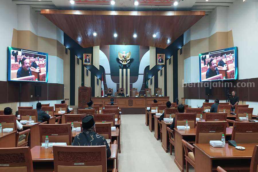 Suasana paripurna saat Komisi I DPRD Kabupaten Pasuruan melakukan intrupsi.