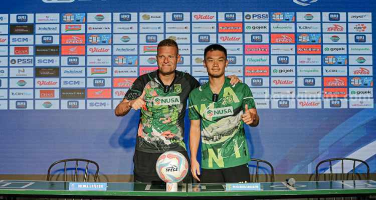 Konferensi jelang pertandingan Persebaya lawan Bali United, Josep Gombau dan Sho Yamamoto. (Way)