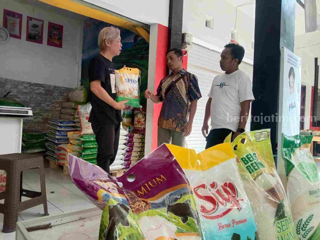 Satgas Pangan Polres Blitar melakukan sidak ke sejumlah toko beras di Pasar Pon.