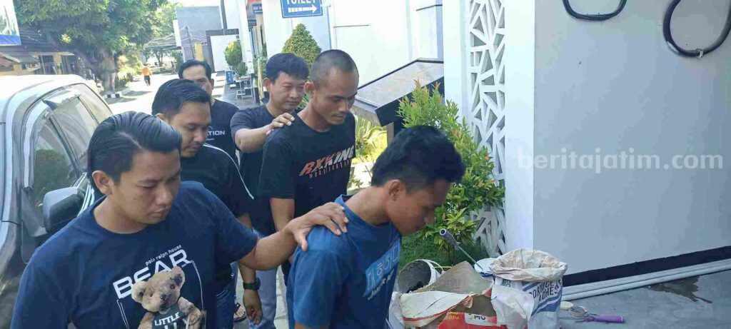 Petugas Satresnarkoba Polres Tuban saat mengamankan 2 pengedar pil koplo. [Foto:Diah Ayu/beritajatim.com]