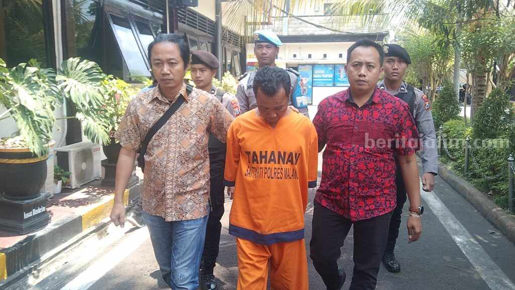 Tersangka Samidi, dikawal petugas Kepolisian Resor Malang, Jumat (20/10/2023).
