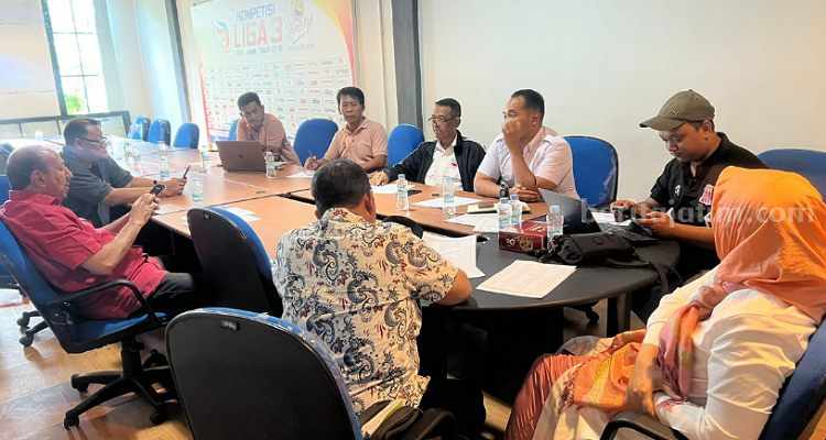 Rapat bersama pengurus PSSI bidang kompetisi. (Way)