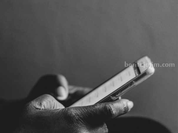 Ilustrasi GB atau WA GB. (Sumber foto: Pexels/Absalom Robinson)