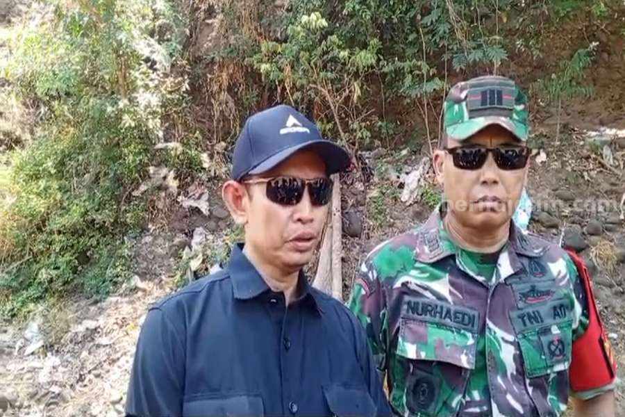 Kabid dari DLH Jatim saat didampingi oleh Danramil Wonorejo Kapten Kav Nurhaedi.