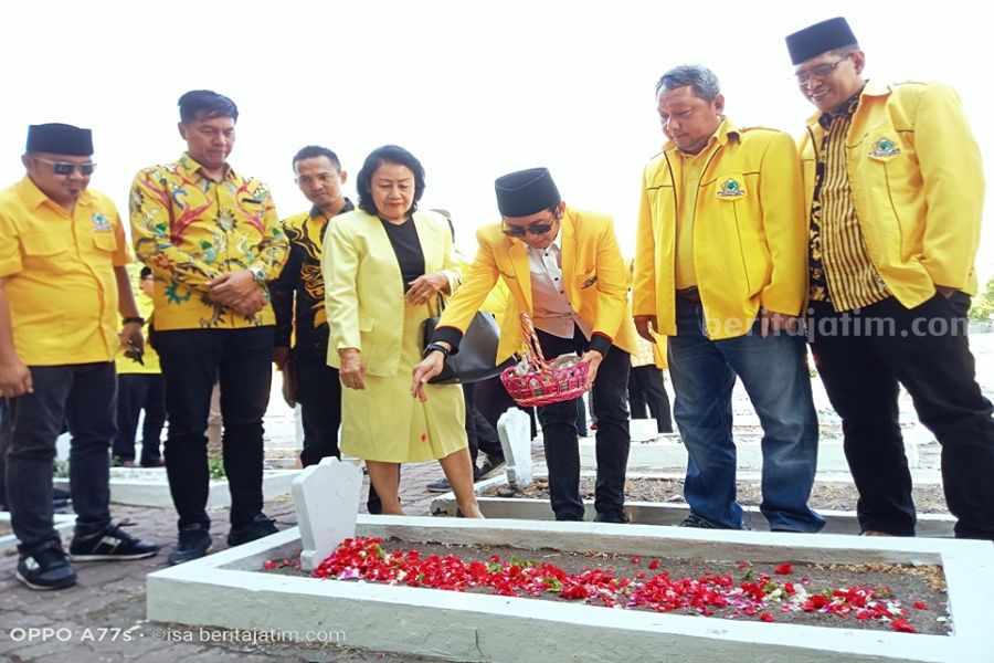 Ketua DPD Partai Golkar Sidoarjo menaburkan bunga di TMP Kusuma Bangsa Sidoarjo