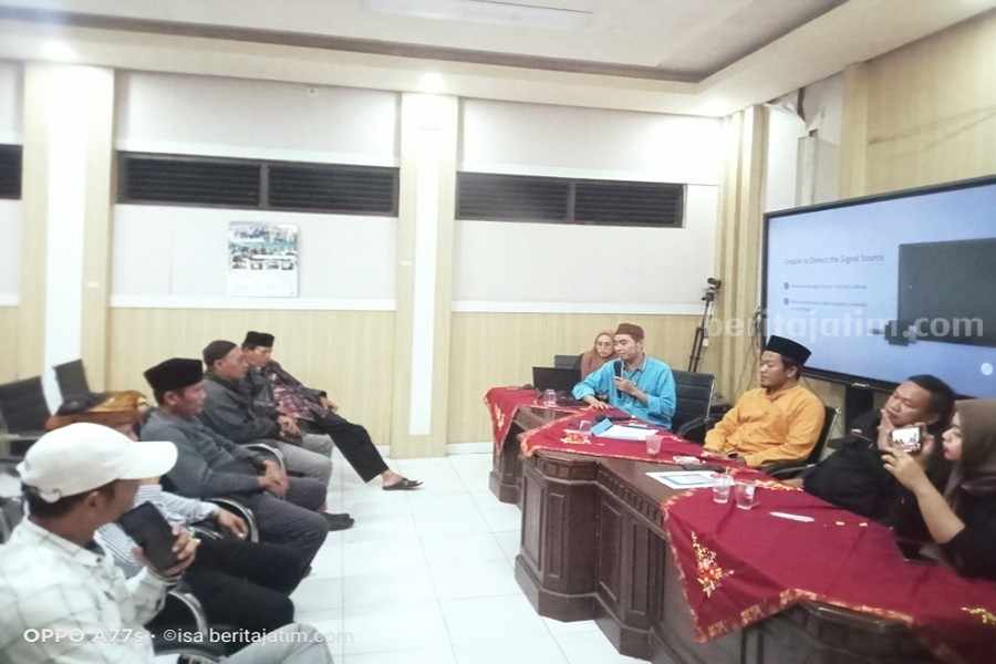 Panwascam Porong melakukan klarifikasi perihal pertemuan beberapa kades dengan anggota DPRD aktif di aula Kecamatan Porong.