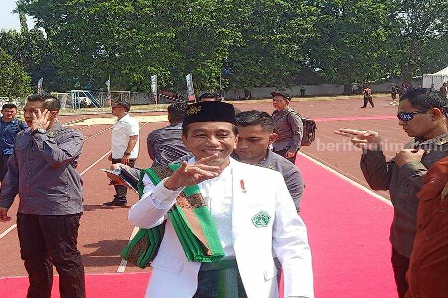 Presiden Jokowi menyapa para pendekar Pagar Nusa usai menghadiri acara Ijazah Kubro dan Pengukuhan Pimpinan Pusat Pagar Nusa di lapangan Jala Krida Mandala, Bumimoro, Surabaya, Minggu (22/10/2023). (Foto/anggadia).