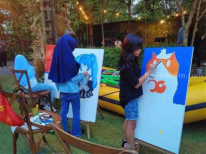 Lotus Art Courses gelar Melukis Bersama dalam acara Rustic Fest 4.0, di Rustic Market Forest Tree Surabaya, Minggu (22/10/2023) sore.