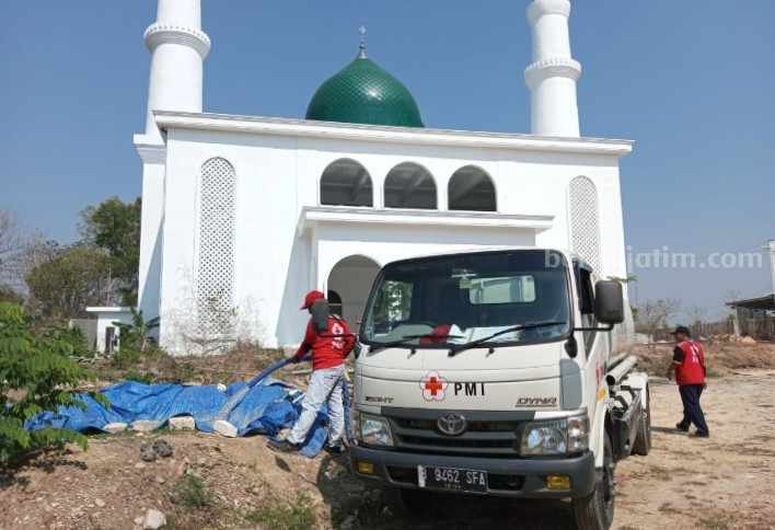 PMI Pamekasan Salurkan Air Bersih ke Masjid dan Pesantren